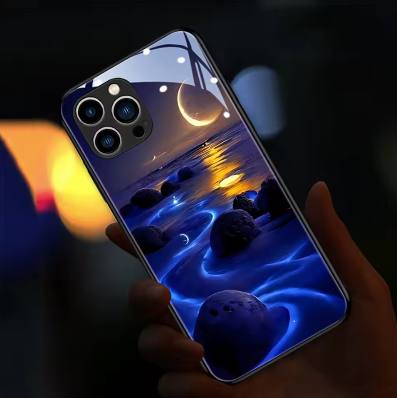 Blauer Traumstrand mit schmalem Mondschein – Stilvoller Schutz für dein iPhone